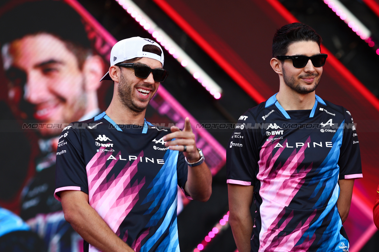 GP BAHRAIN, Pierre Gasly (FRA), Alpine F1 Team e Esteban Ocon (FRA), Alpine F1 Team 
01.03.2024. Formula 1 World Championship, Rd 1, Bahrain Grand Prix, Sakhir, Bahrain, Qualifiche Day.
- www.xpbimages.com, EMail: requests@xpbimages.com © Copyright: Charniaux / XPB Images
