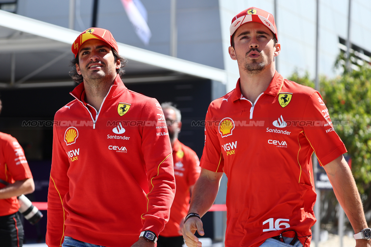 GP BAHRAIN, (L to R): Carlos Sainz Jr (ESP) Ferrari with Charles Leclerc (MON) Ferrari.

01.03.2024. Formula 1 World Championship, Rd 1, Bahrain Grand Prix, Sakhir, Bahrain, Qualifiche Day.

- www.xpbimages.com, EMail: requests@xpbimages.com © Copyright: Batchelor / XPB Images