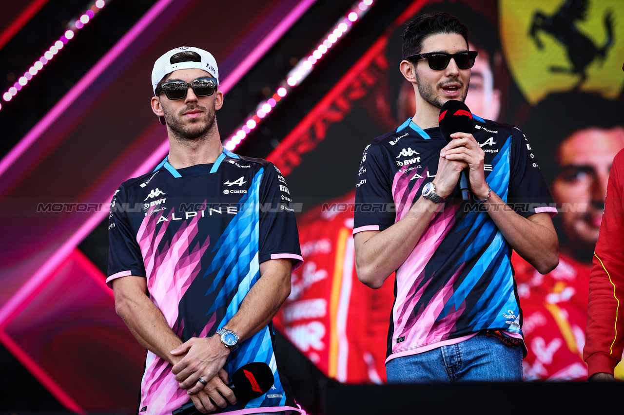 GP BAHRAIN, Pierre Gasly (FRA), Alpine F1 Team e Esteban Ocon (FRA), Alpine F1 Team 
01.03.2024. Formula 1 World Championship, Rd 1, Bahrain Grand Prix, Sakhir, Bahrain, Qualifiche Day.
- www.xpbimages.com, EMail: requests@xpbimages.com © Copyright: Charniaux / XPB Images