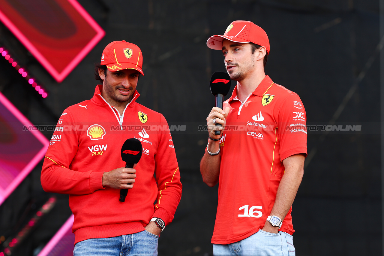 GP BAHRAIN, Carlos Sainz Jr (ESP), Ferrari e Charles Leclerc (FRA), Ferrari 
01.03.2024. Formula 1 World Championship, Rd 1, Bahrain Grand Prix, Sakhir, Bahrain, Qualifiche Day.
- www.xpbimages.com, EMail: requests@xpbimages.com © Copyright: Charniaux / XPB Images