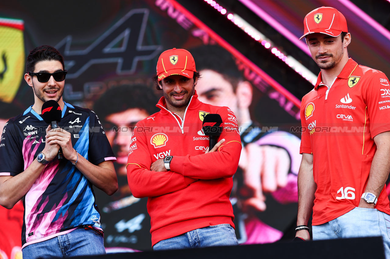 GP BAHRAIN, Esteban Ocon (FRA), Alpine F1 Team Carlos Sainz Jr (ESP), Ferrari Charles Leclerc (FRA), Ferrari 
01.03.2024. Formula 1 World Championship, Rd 1, Bahrain Grand Prix, Sakhir, Bahrain, Qualifiche Day.
- www.xpbimages.com, EMail: requests@xpbimages.com © Copyright: Charniaux / XPB Images