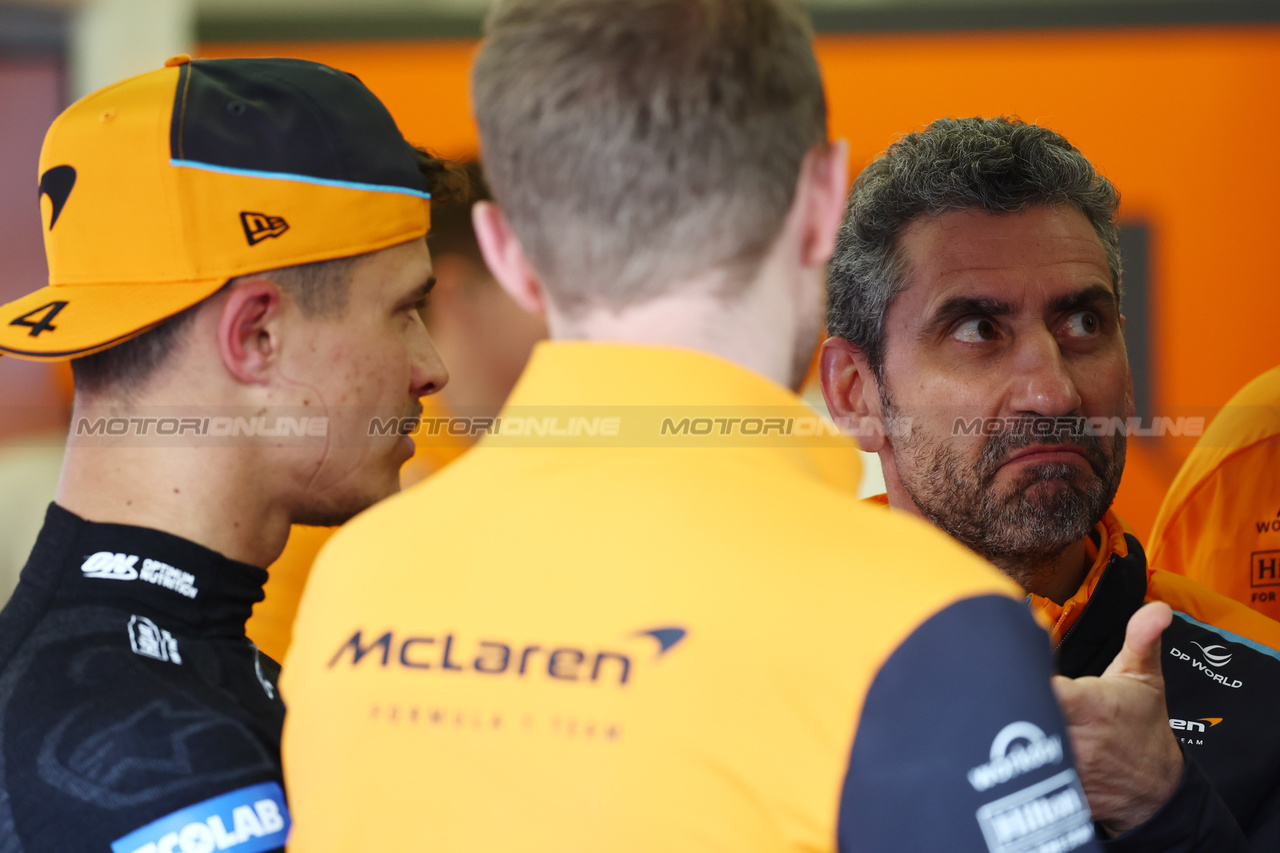 GP BAHRAIN, (L to R): Lando Norris (GBR) McLaren e Andrea Stella (ITA) McLaren Team Principal.

01.03.2024. Formula 1 World Championship, Rd 1, Bahrain Grand Prix, Sakhir, Bahrain, Qualifiche Day.

- www.xpbimages.com, EMail: requests@xpbimages.com © Copyright: Batchelor / XPB Images