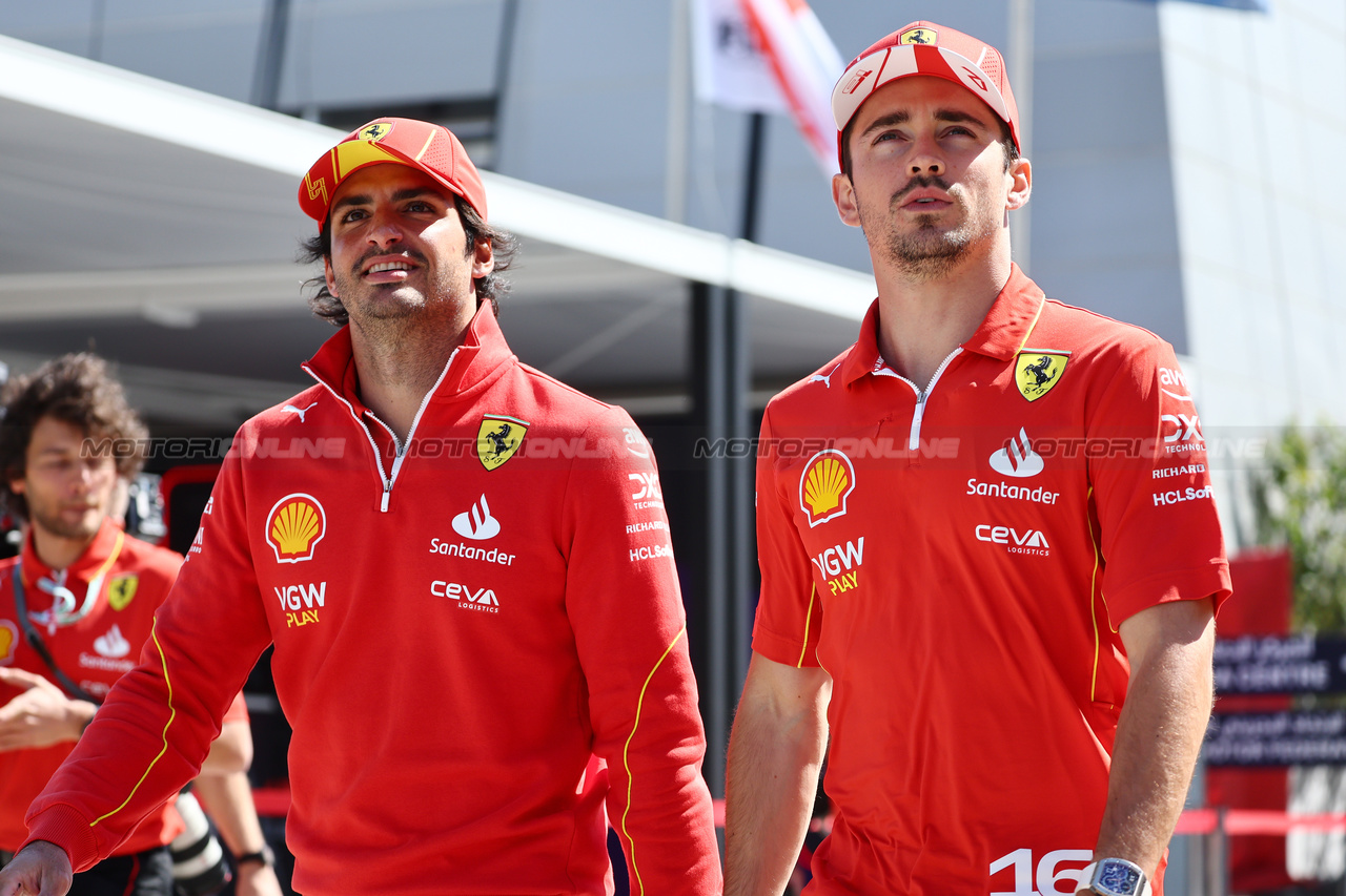 GP BAHRAIN, (L to R): Carlos Sainz Jr (ESP) Ferrari with Charles Leclerc (MON) Ferrari.

01.03.2024. Formula 1 World Championship, Rd 1, Bahrain Grand Prix, Sakhir, Bahrain, Qualifiche Day.

- www.xpbimages.com, EMail: requests@xpbimages.com © Copyright: Batchelor / XPB Images