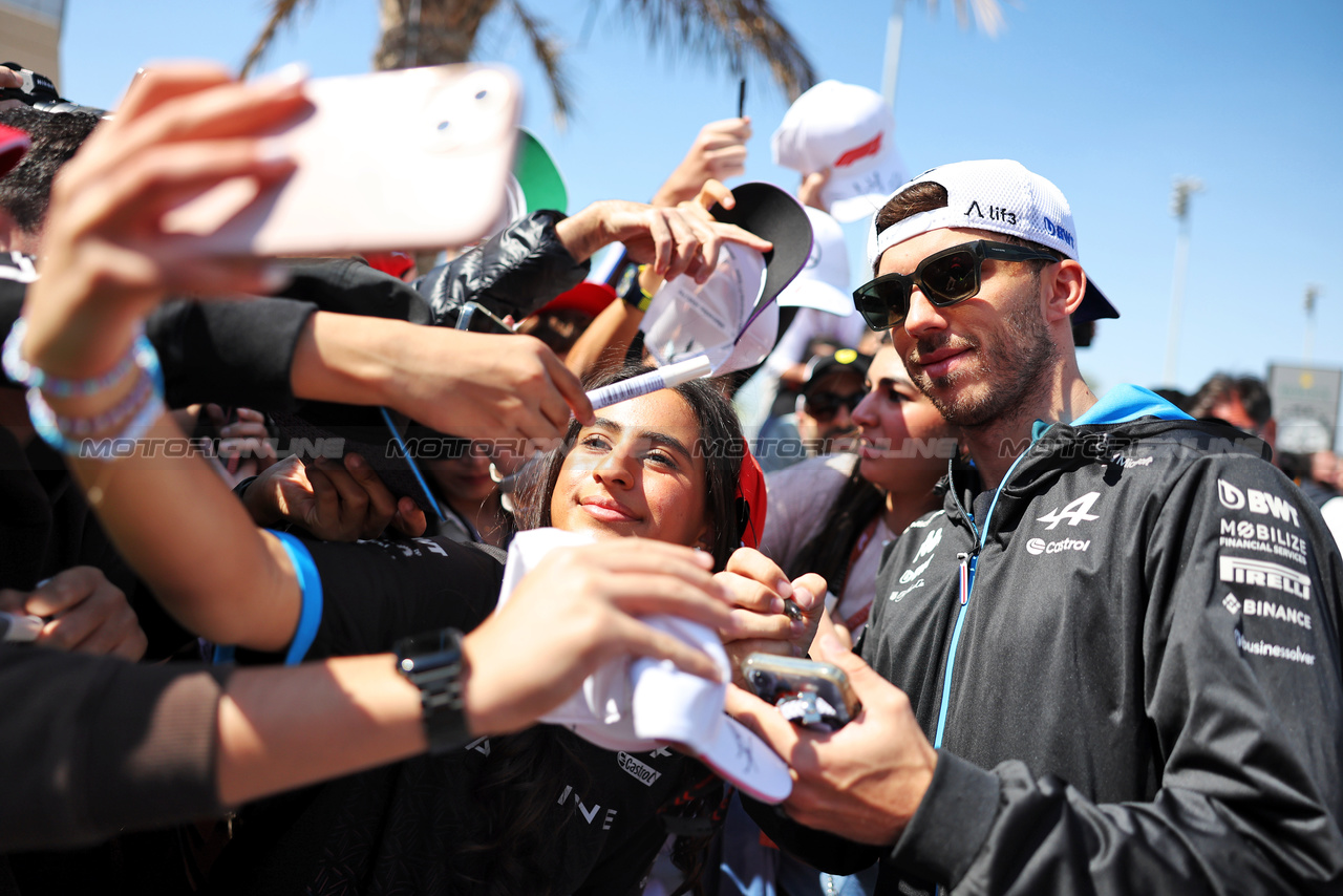 GP BAHRAIN, Pierre Gasly (FRA) Alpine F1 Team with fans.

01.03.2024. Formula 1 World Championship, Rd 1, Bahrain Grand Prix, Sakhir, Bahrain, Qualifiche Day.

- www.xpbimages.com, EMail: requests@xpbimages.com © Copyright: Bearne / XPB Images