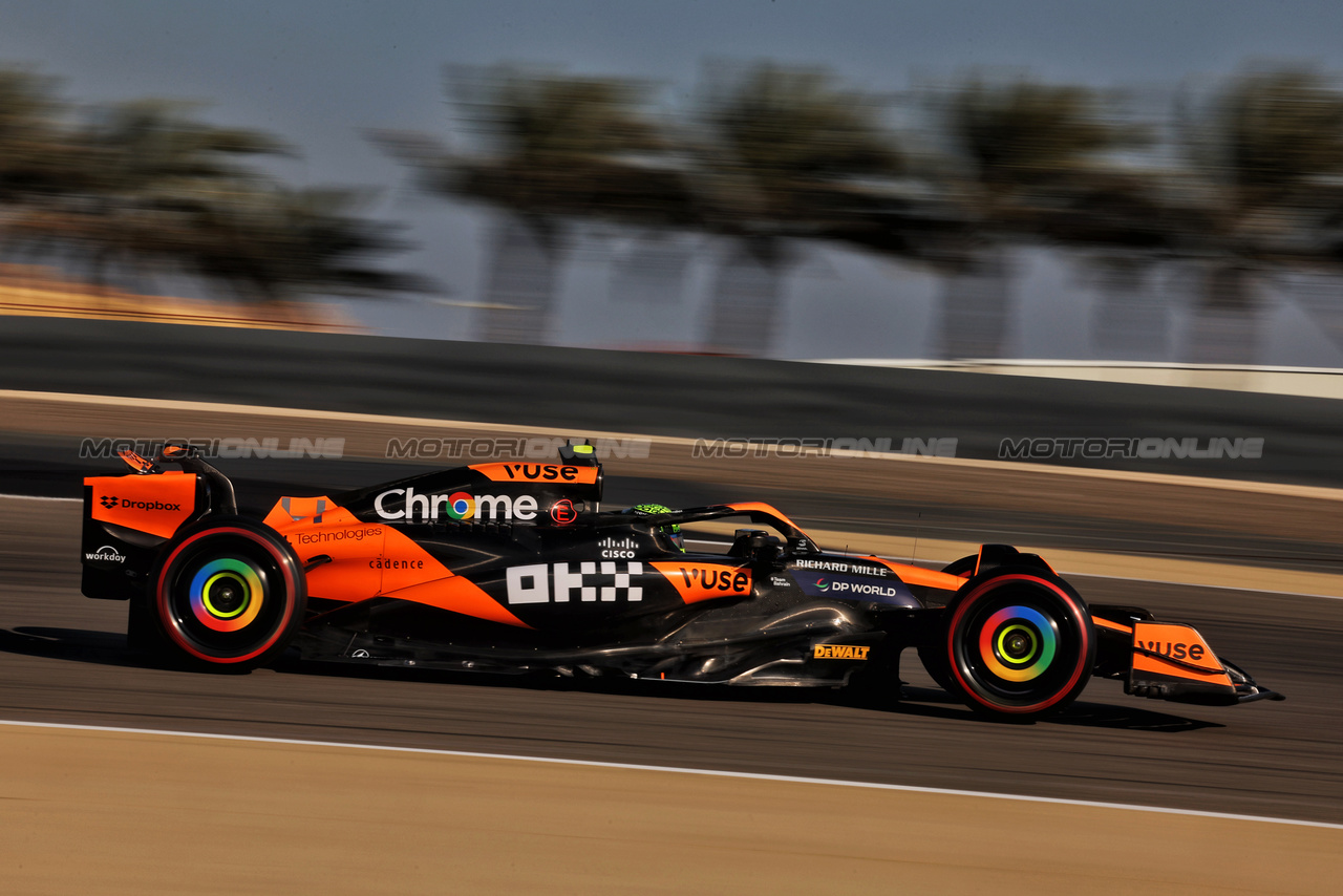 GP BAHRAIN, Lando Norris (GBR) McLaren MCL38.

01.03.2024. Formula 1 World Championship, Rd 1, Bahrain Grand Prix, Sakhir, Bahrain, Qualifiche Day.

 - www.xpbimages.com, EMail: requests@xpbimages.com © Copyright: Staley / XPB Images