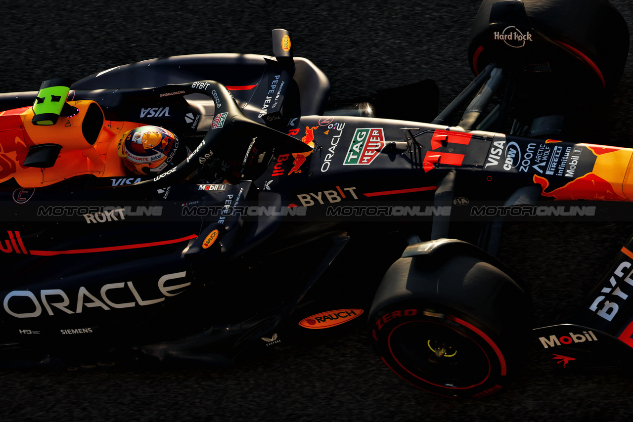 GP BAHRAIN, Sergio Perez (MEX) Red Bull Racing RB20.

01.03.2024. Formula 1 World Championship, Rd 1, Bahrain Grand Prix, Sakhir, Bahrain, Qualifiche Day.

 - www.xpbimages.com, EMail: requests@xpbimages.com © Copyright: Coates / XPB Images