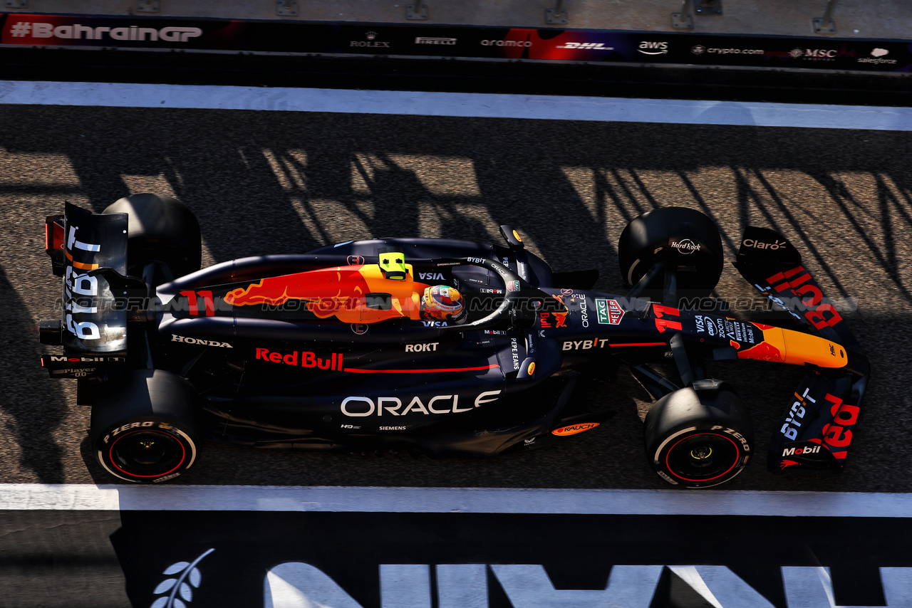 GP BAHRAIN, Sergio Perez (MEX) Red Bull Racing RB20.

01.03.2024. Formula 1 World Championship, Rd 1, Bahrain Grand Prix, Sakhir, Bahrain, Qualifiche Day.

 - www.xpbimages.com, EMail: requests@xpbimages.com © Copyright: Coates / XPB Images