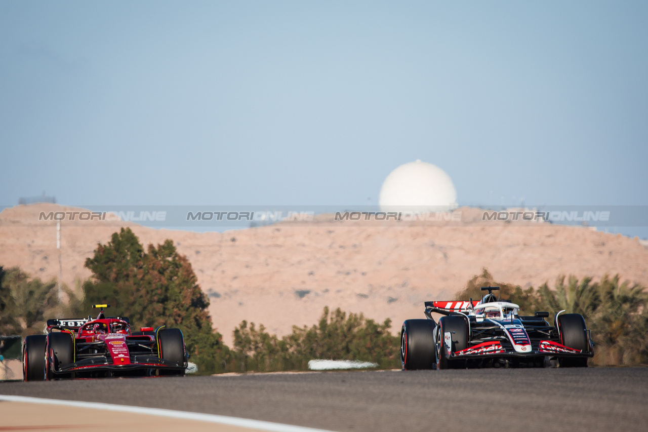 GP BAHRAIN, (L to R): Carlos Sainz Jr (ESP) Ferrari SF-24 e Kevin Magnussen (DEN) Haas VF-24.

01.03.2024. Formula 1 World Championship, Rd 1, Bahrain Grand Prix, Sakhir, Bahrain, Qualifiche Day.

- www.xpbimages.com, EMail: requests@xpbimages.com © Copyright: Bearne / XPB Images