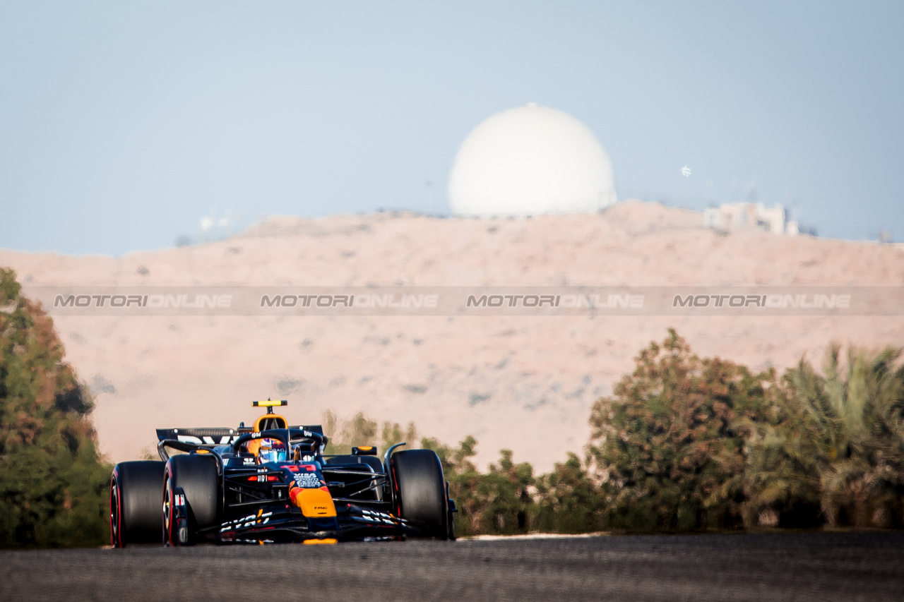 GP BAHRAIN, Sergio Perez (MEX) Red Bull Racing RB20.

01.03.2024. Formula 1 World Championship, Rd 1, Bahrain Grand Prix, Sakhir, Bahrain, Qualifiche Day.

- www.xpbimages.com, EMail: requests@xpbimages.com © Copyright: Bearne / XPB Images