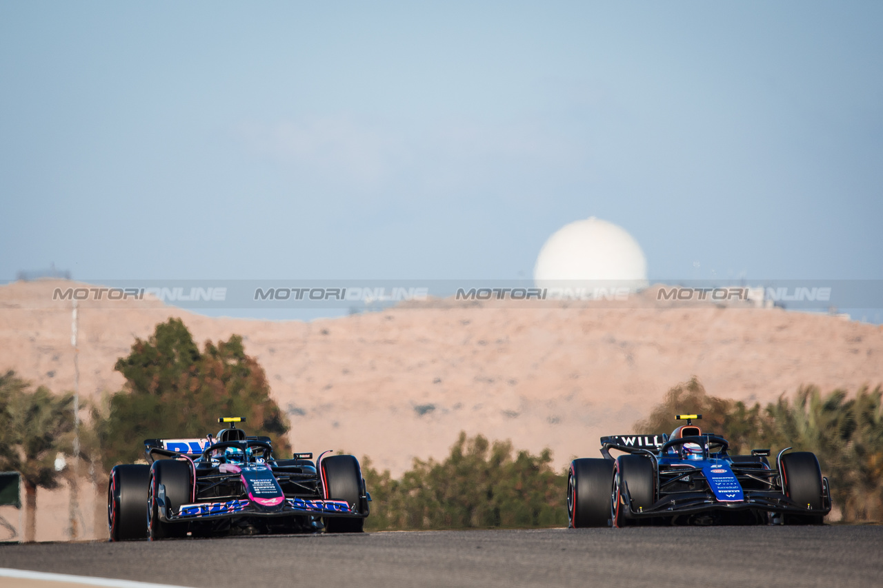 GP BAHRAIN, Pierre Gasly (FRA) Alpine F1 Team A524 e Logan Sargeant (USA) Williams Racing FW46.

01.03.2024. Formula 1 World Championship, Rd 1, Bahrain Grand Prix, Sakhir, Bahrain, Qualifiche Day.

- www.xpbimages.com, EMail: requests@xpbimages.com © Copyright: Bearne / XPB Images