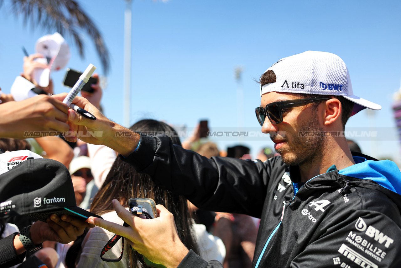 GP BAHRAIN, Pierre Gasly (FRA) Alpine F1 Team with fans.

01.03.2024. Formula 1 World Championship, Rd 1, Bahrain Grand Prix, Sakhir, Bahrain, Qualifiche Day.

- www.xpbimages.com, EMail: requests@xpbimages.com © Copyright: Bearne / XPB Images