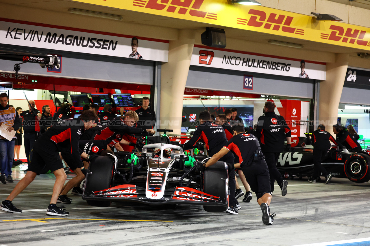 GP BAHRAIN, Kevin Magnussen (DEN) Haas VF-24 e Nico Hulkenberg (GER) Haas VF-24 in the pits.

01.03.2024. Formula 1 World Championship, Rd 1, Bahrain Grand Prix, Sakhir, Bahrain, Qualifiche Day.

- www.xpbimages.com, EMail: requests@xpbimages.com © Copyright: Batchelor / XPB Images