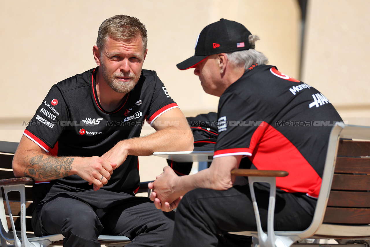 GP BAHRAIN, (L to R): Kevin Magnussen (DEN) Haas F1 Team with Gene Haas (USA) Haas Automotion President.

01.03.2024. Formula 1 World Championship, Rd 1, Bahrain Grand Prix, Sakhir, Bahrain, Qualifiche Day.

 - www.xpbimages.com, EMail: requests@xpbimages.com © Copyright: Staley / XPB Images
