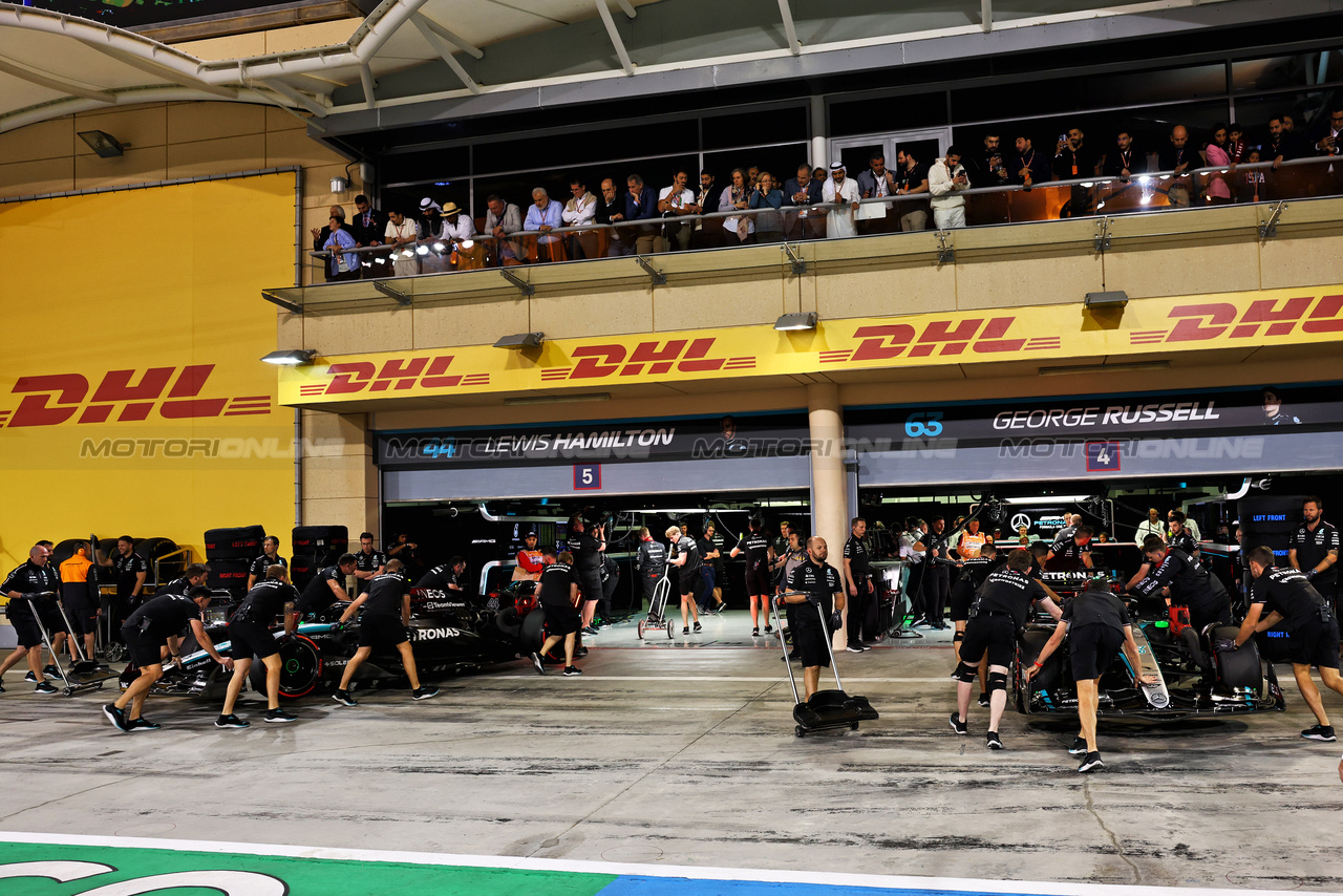 GP BAHRAIN, George Russell (GBR) Mercedes AMG F1 W15 e Lewis Hamilton (GBR) Mercedes AMG F1 W15 in the pits.l

01.03.2024. Formula 1 World Championship, Rd 1, Bahrain Grand Prix, Sakhir, Bahrain, Qualifiche Day.

- www.xpbimages.com, EMail: requests@xpbimages.com © Copyright: Batchelor / XPB Images