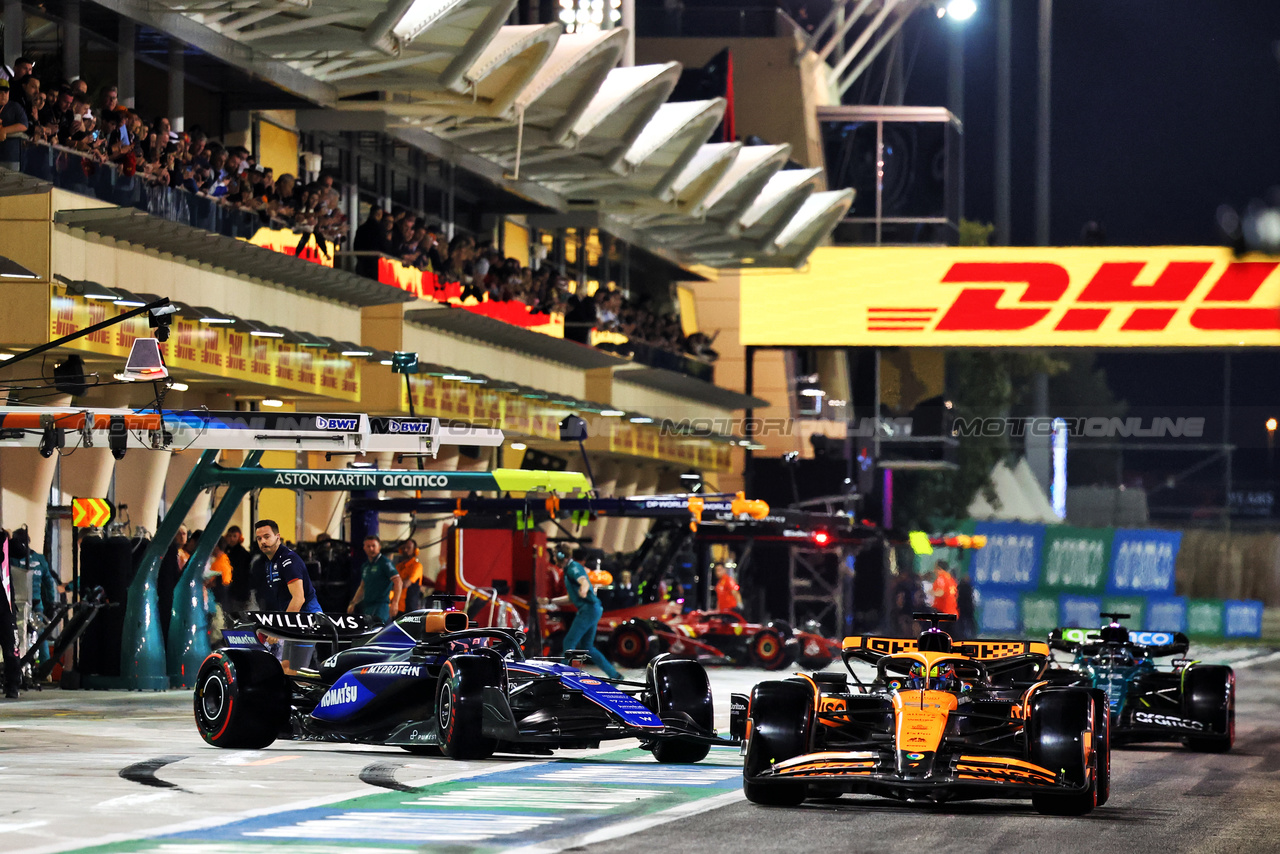 GP BAHRAIN, Oscar Piastri (AUS) McLaren MCL38 e Alexander Albon (THA) Williams Racing FW46 leave the pits. 

01.03.2024. Formula 1 World Championship, Rd 1, Bahrain Grand Prix, Sakhir, Bahrain, Qualifiche Day.

- www.xpbimages.com, EMail: requests@xpbimages.com © Copyright: Batchelor / XPB Images