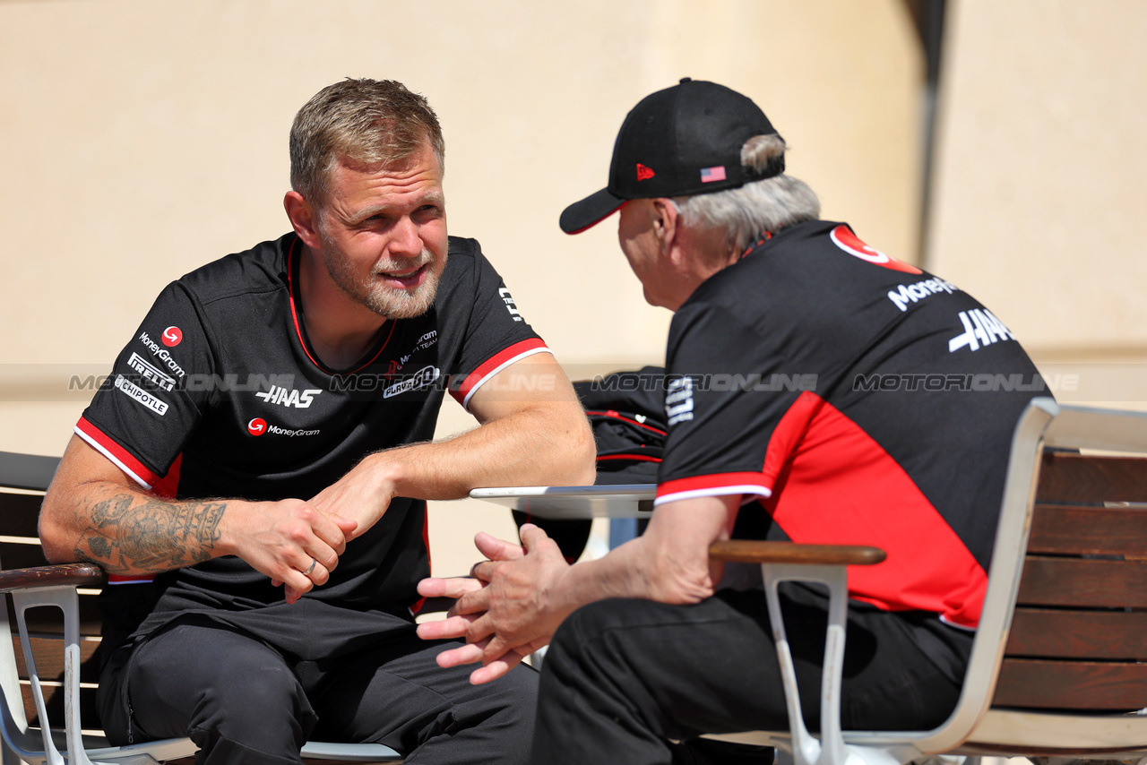 GP BAHRAIN, (L to R): Kevin Magnussen (DEN) Haas F1 Team with Gene Haas (USA) Haas Automotion President.

01.03.2024. Formula 1 World Championship, Rd 1, Bahrain Grand Prix, Sakhir, Bahrain, Qualifiche Day.

 - www.xpbimages.com, EMail: requests@xpbimages.com © Copyright: Staley / XPB Images