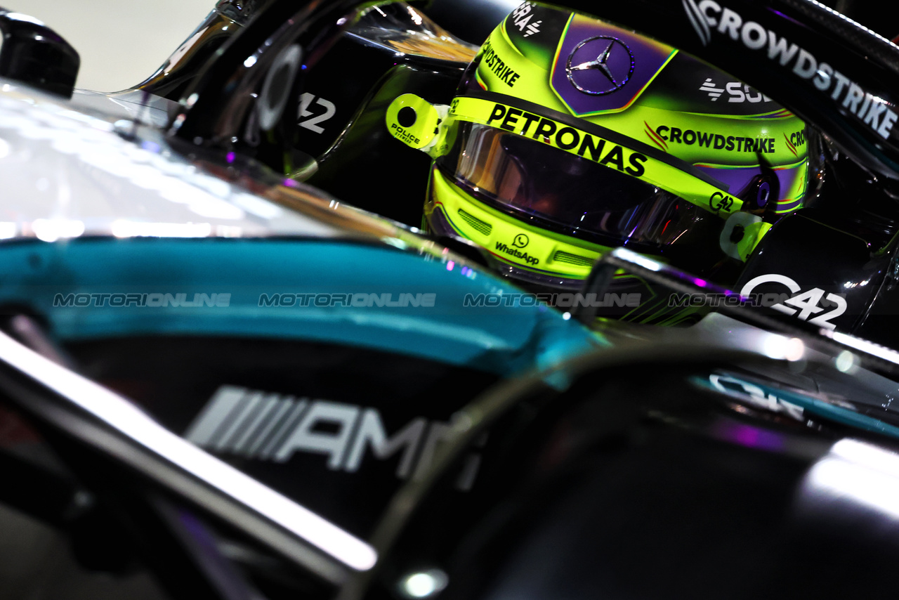 GP BAHRAIN, Lewis Hamilton (GBR) Mercedes AMG F1 W15.

01.03.2024. Formula 1 World Championship, Rd 1, Bahrain Grand Prix, Sakhir, Bahrain, Qualifiche Day.

- www.xpbimages.com, EMail: requests@xpbimages.com © Copyright: Batchelor / XPB Images