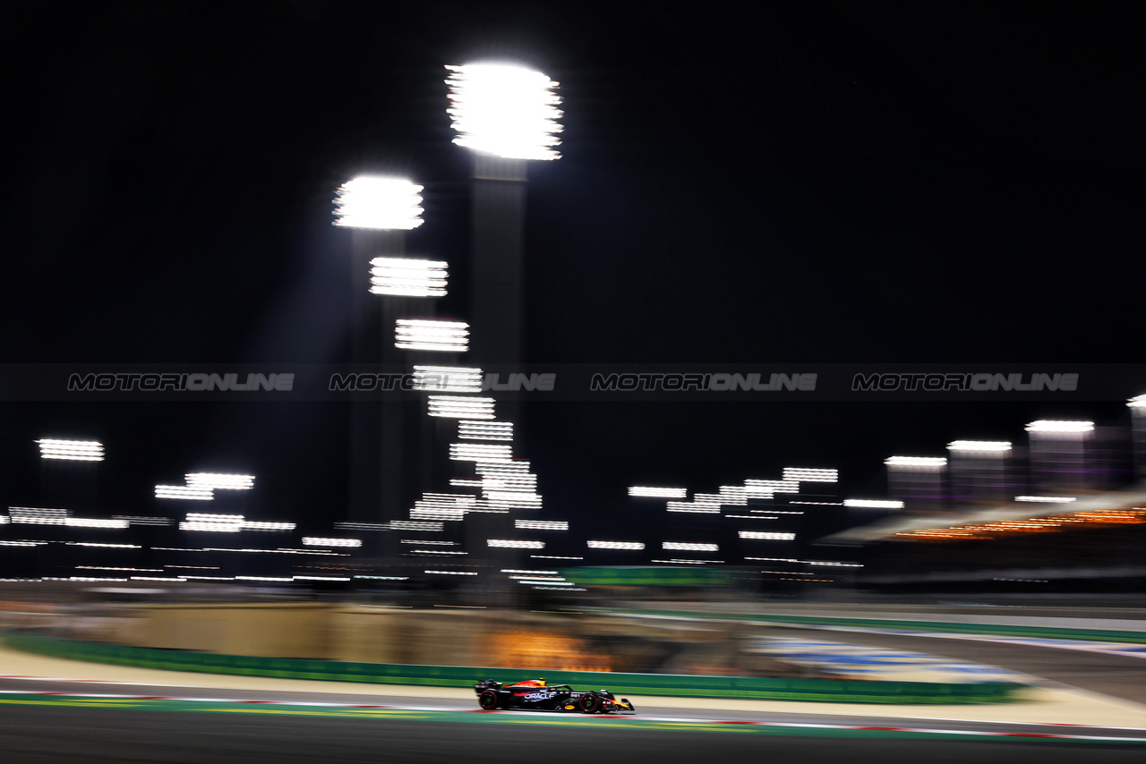 GP BAHRAIN, Sergio Perez (MEX) Red Bull Racing RB20.

01.03.2024. Formula 1 World Championship, Rd 1, Bahrain Grand Prix, Sakhir, Bahrain, Qualifiche Day.

- www.xpbimages.com, EMail: requests@xpbimages.com © Copyright: Charniaux / XPB Images