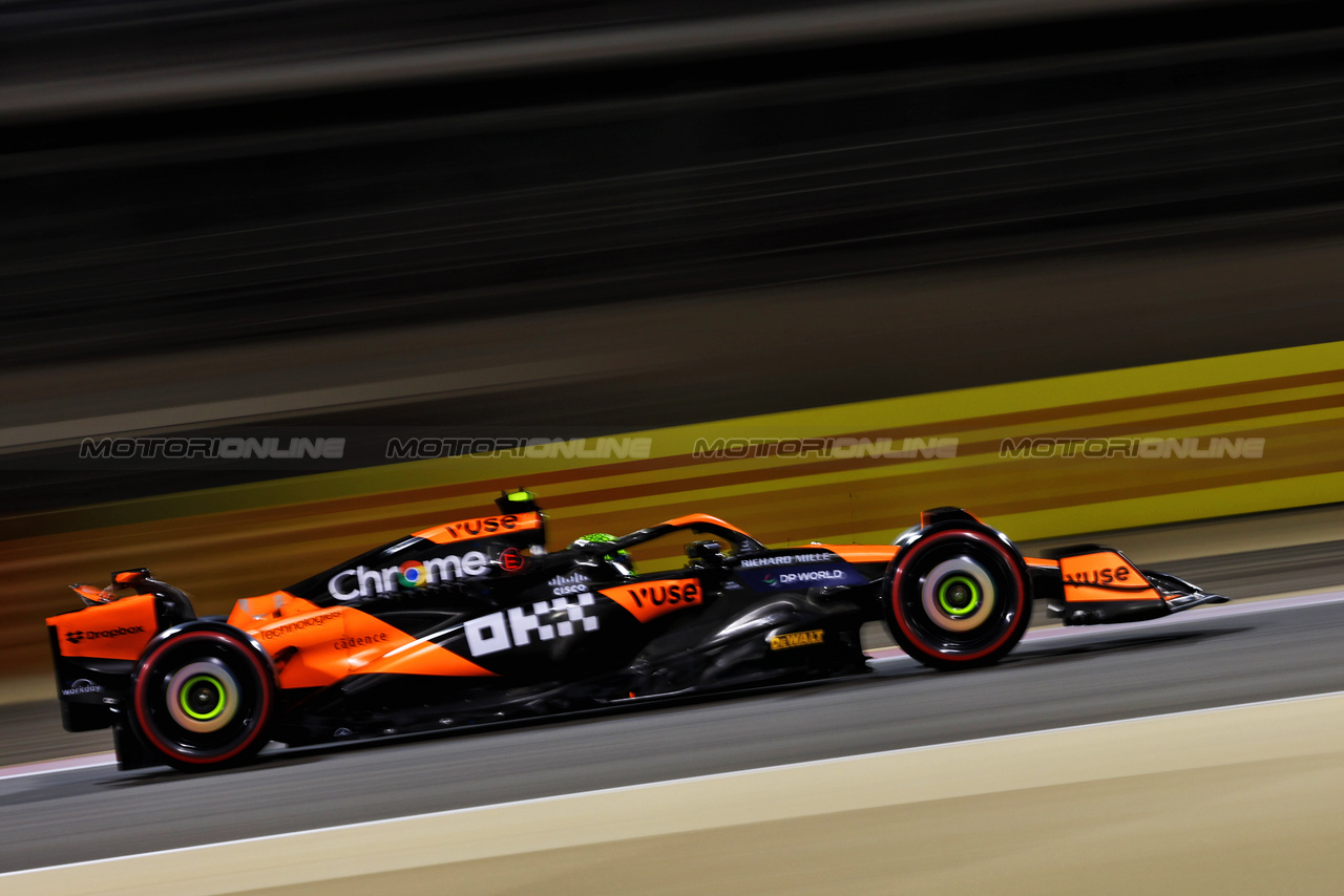 GP BAHRAIN, Lando Norris (GBR) McLaren MCL38.

01.03.2024. Formula 1 World Championship, Rd 1, Bahrain Grand Prix, Sakhir, Bahrain, Qualifiche Day.

- www.xpbimages.com, EMail: requests@xpbimages.com © Copyright: Charniaux / XPB Images