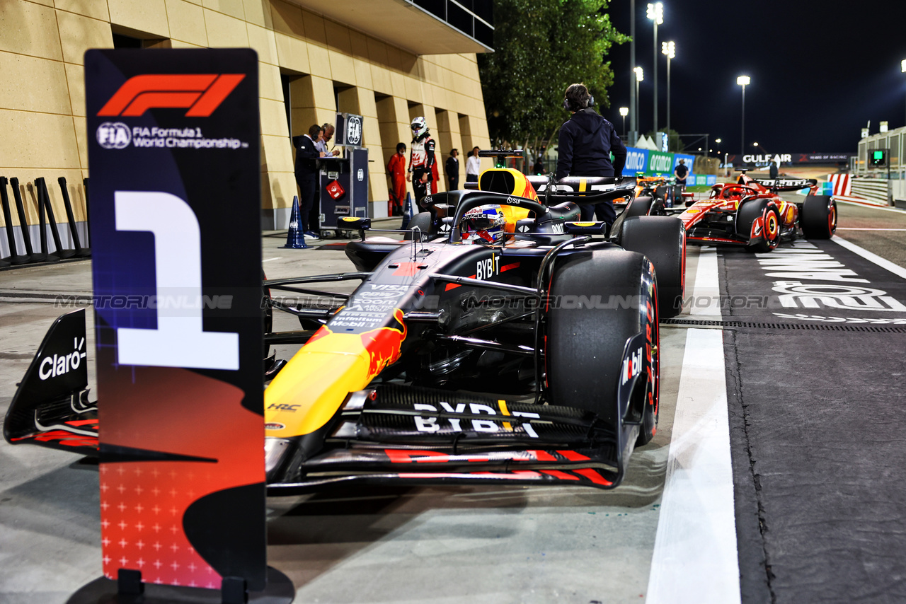 GP BAHRAIN, Pole sitter Max Verstappen (NLD) Red Bull Racing RB20 in qualifying parc ferme.

01.03.2024. Formula 1 World Championship, Rd 1, Bahrain Grand Prix, Sakhir, Bahrain, Qualifiche Day.

- www.xpbimages.com, EMail: requests@xpbimages.com © Copyright: Batchelor / XPB Images