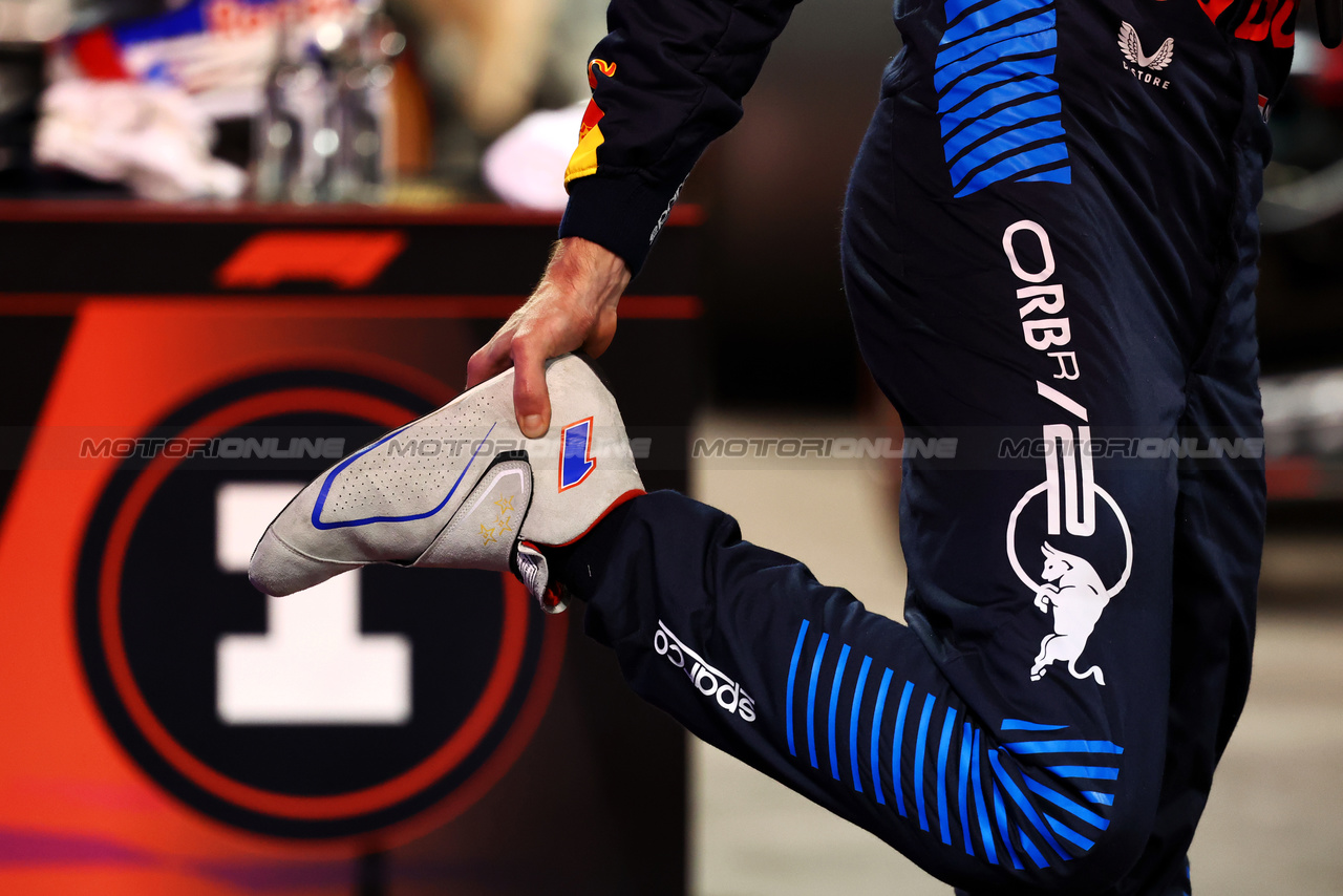 GP BAHRAIN, Pole sitter Max Verstappen (NLD) Red Bull Racing in qualifying parc ferme - racing boot.

01.03.2024. Formula 1 World Championship, Rd 1, Bahrain Grand Prix, Sakhir, Bahrain, Qualifiche Day.

- www.xpbimages.com, EMail: requests@xpbimages.com © Copyright: Charniaux / XPB Images