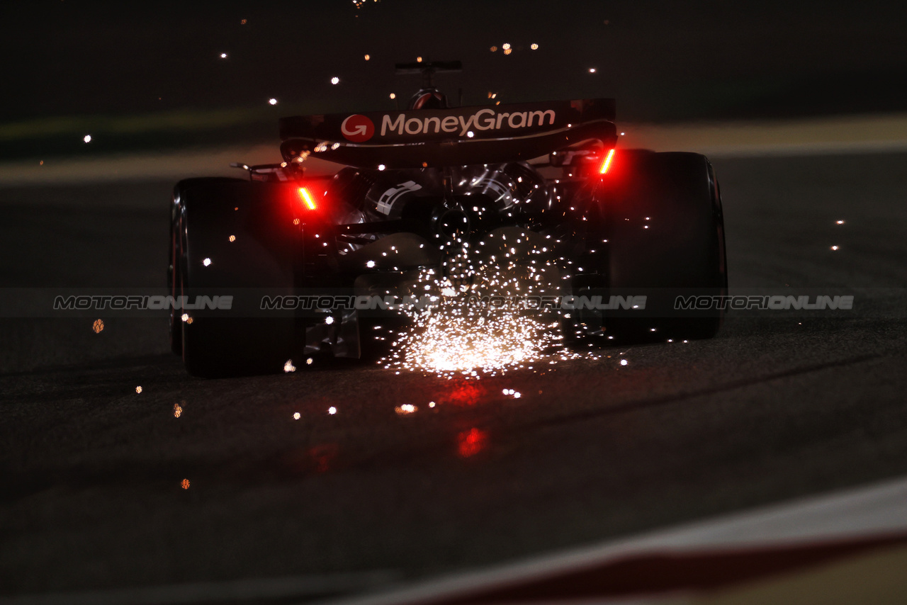 GP BAHRAIN, Kevin Magnussen (DEN) Haas VF-24 sends sparks flying.

01.03.2024. Formula 1 World Championship, Rd 1, Bahrain Grand Prix, Sakhir, Bahrain, Qualifiche Day.

 - www.xpbimages.com, EMail: requests@xpbimages.com © Copyright: Staley / XPB Images