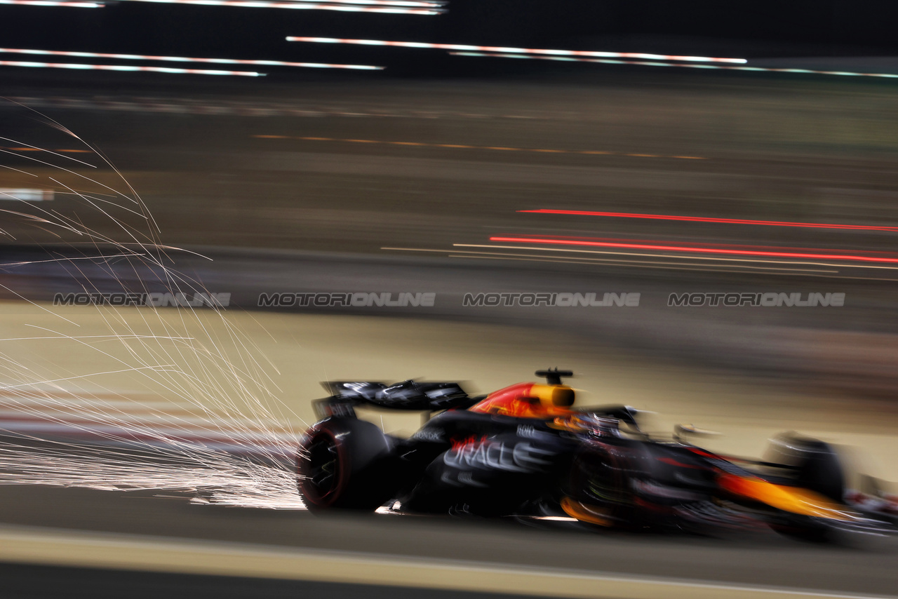 GP BAHRAIN, Max Verstappen (NLD) Red Bull Racing RB20 sends sparks flying.

01.03.2024. Formula 1 World Championship, Rd 1, Bahrain Grand Prix, Sakhir, Bahrain, Qualifiche Day.

 - www.xpbimages.com, EMail: requests@xpbimages.com © Copyright: Staley / XPB Images