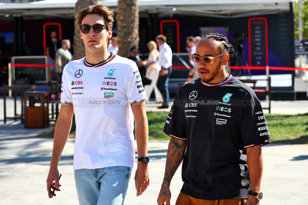 GP BAHRAIN, (L to R): George Russell (GBR) Mercedes AMG F1 with team mate Lewis Hamilton (GBR) Mercedes AMG F1.

01.03.2024. Formula 1 World Championship, Rd 1, Bahrain Grand Prix, Sakhir, Bahrain, Qualifiche Day.

 - www.xpbimages.com, EMail: requests@xpbimages.com © Copyright: Coates / XPB Images