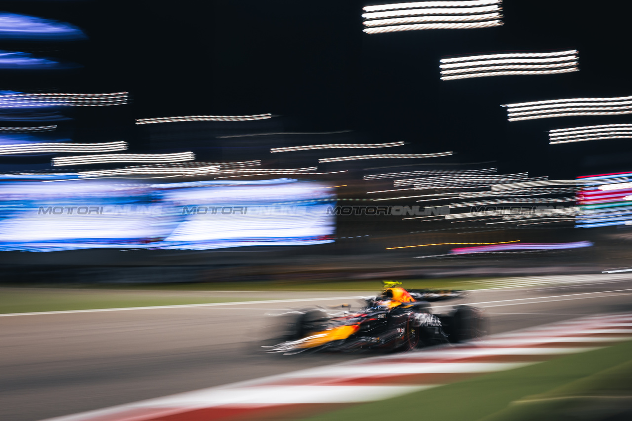 GP BAHRAIN, Sergio Perez (MEX) Red Bull Racing RB20.

01.03.2024. Formula 1 World Championship, Rd 1, Bahrain Grand Prix, Sakhir, Bahrain, Qualifiche Day.

- www.xpbimages.com, EMail: requests@xpbimages.com © Copyright: Bearne / XPB Images
