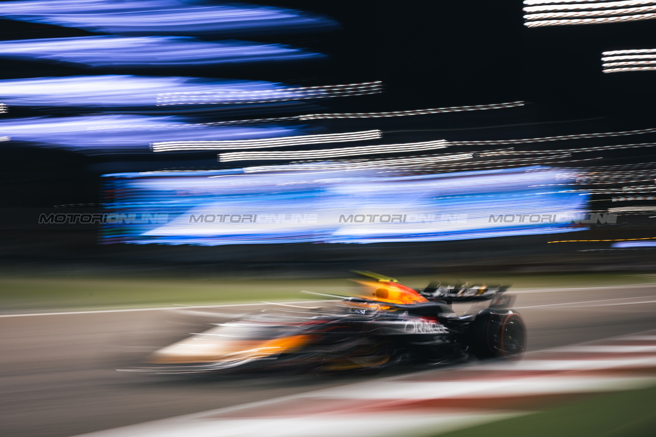 GP BAHRAIN, Sergio Perez (MEX) Red Bull Racing RB20.

01.03.2024. Formula 1 World Championship, Rd 1, Bahrain Grand Prix, Sakhir, Bahrain, Qualifiche Day.

- www.xpbimages.com, EMail: requests@xpbimages.com © Copyright: Bearne / XPB Images