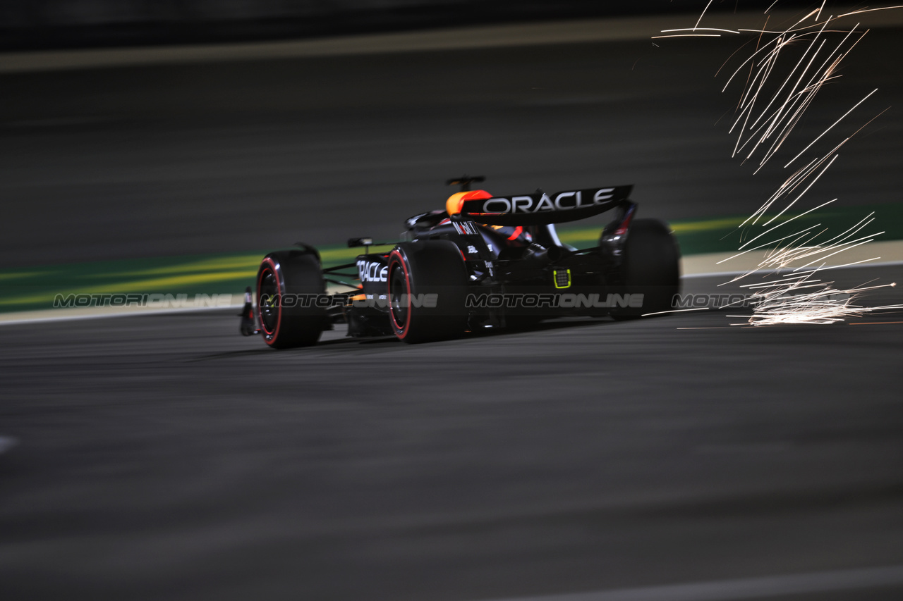 GP BAHRAIN, Max Verstappen (NLD) Red Bull Racing RB20 sends sparks flying.

01.03.2024. Formula 1 World Championship, Rd 1, Bahrain Grand Prix, Sakhir, Bahrain, Qualifiche Day.

- www.xpbimages.com, EMail: requests@xpbimages.com © Copyright: Price / XPB Images