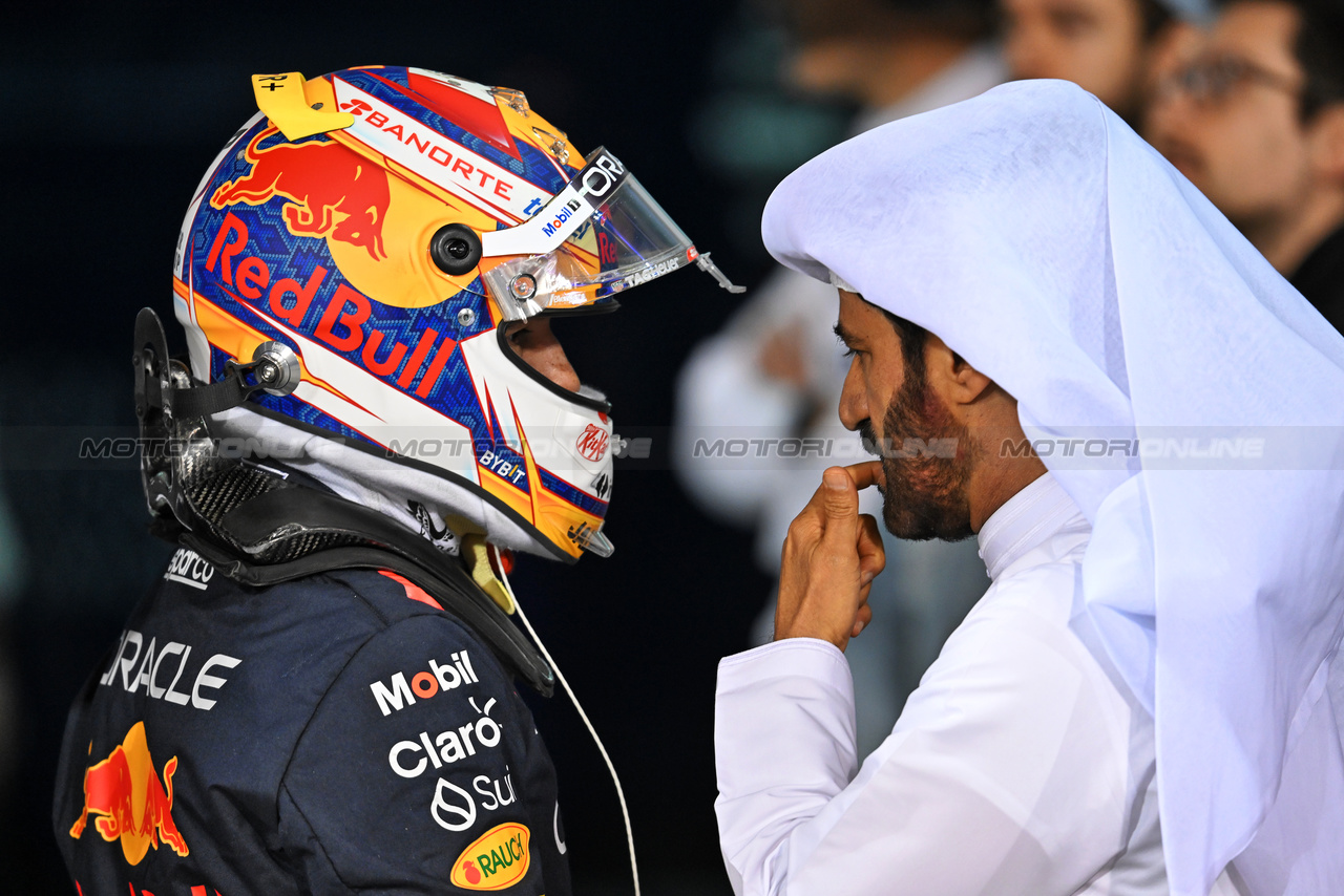 GP BAHRAIN, (L to R): Max Verstappen (NLD) Red Bull Racing with Mohammed Bin Sulayem (UAE) FIA President in qualifying parc ferme.

01.03.2024. Formula 1 World Championship, Rd 1, Bahrain Grand Prix, Sakhir, Bahrain, Qualifiche Day.

- www.xpbimages.com, EMail: requests@xpbimages.com © Copyright: Price / XPB Images