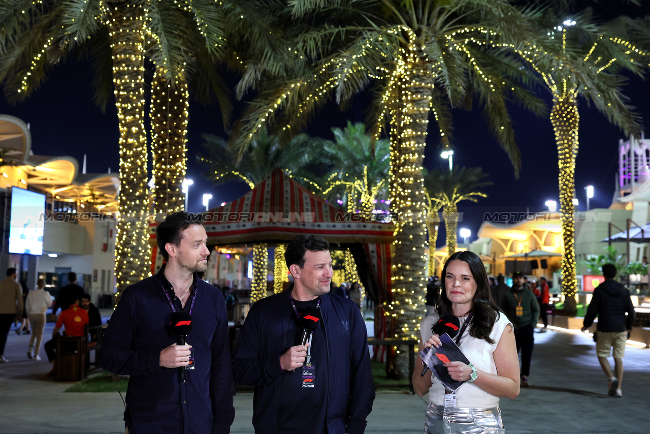 GP BAHRAIN, (L to R): Jolyon Palmer (GBR) F1 Digital Presenter with Will Buxton (GBR) F1 Digital Presenter; e Laura Winter (GBR) F1 Presenter.

01.03.2024. Formula 1 World Championship, Rd 1, Bahrain Grand Prix, Sakhir, Bahrain, Qualifiche Day.

- www.xpbimages.com, EMail: requests@xpbimages.com © Copyright: Bearne / XPB Images