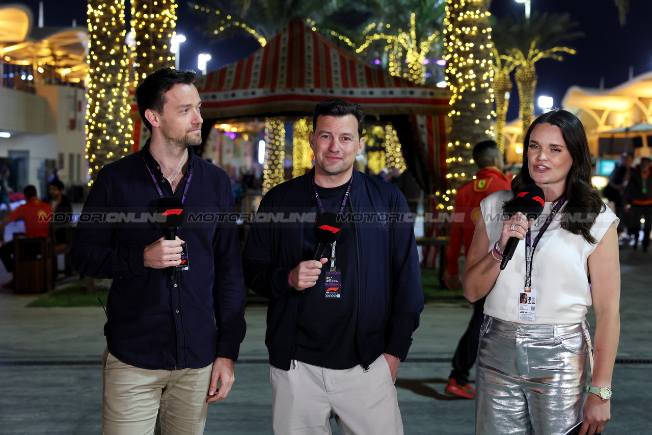 GP BAHRAIN, (L to R): Jolyon Palmer (GBR) F1 Digital Presenter with Will Buxton (GBR) F1 Digital Presenter; e Laura Winter (GBR) F1 Presenter.

01.03.2024. Formula 1 World Championship, Rd 1, Bahrain Grand Prix, Sakhir, Bahrain, Qualifiche Day.

- www.xpbimages.com, EMail: requests@xpbimages.com © Copyright: Bearne / XPB Images