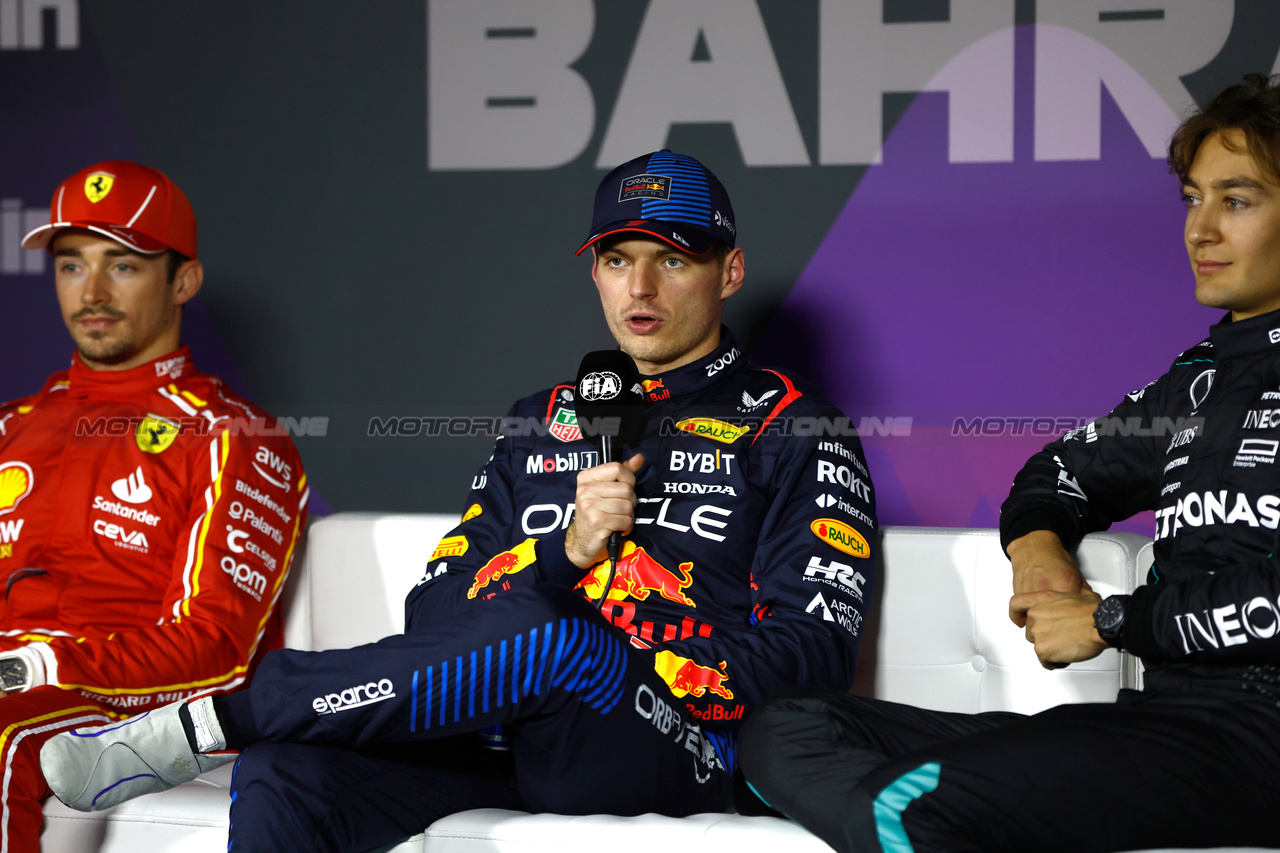 GP BAHRAIN, (L to R): Charles Leclerc (MON) Ferrari; Max Verstappen (NLD) Red Bull Racing; andf George Russell (GBR) Mercedes AMG F1, in the post qualifying FIA Press Conference.

01.03.2024. Formula 1 World Championship, Rd 1, Bahrain Grand Prix, Sakhir, Bahrain, Qualifiche Day.

- www.xpbimages.com, EMail: requests@xpbimages.com © Copyright: XPB Images