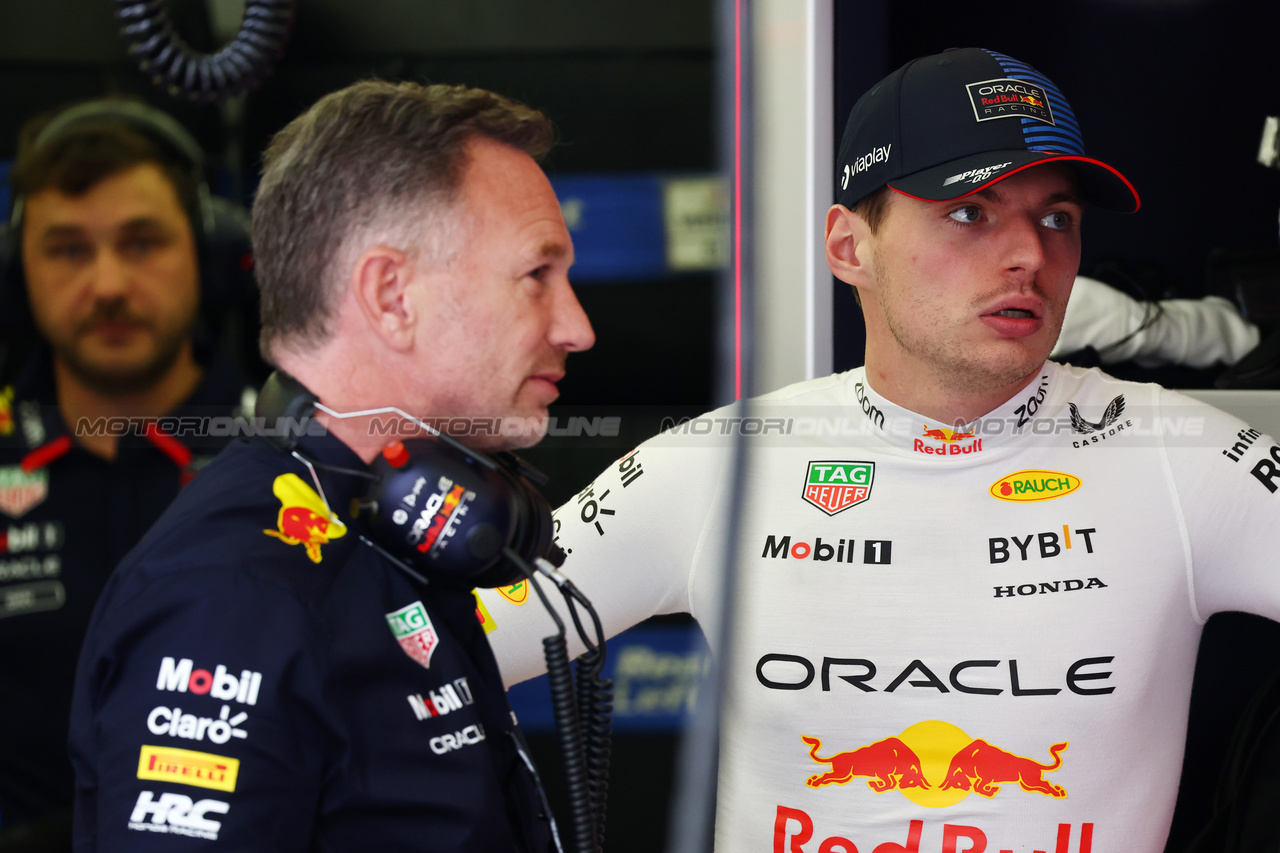 GP BAHRAIN, Max Verstappen (NLD) Red Bull Racing with Christian Horner (GBR) Red Bull Racing Team Principal.

01.03.2024. Formula 1 World Championship, Rd 1, Bahrain Grand Prix, Sakhir, Bahrain, Qualifiche Day.

- www.xpbimages.com, EMail: requests@xpbimages.com © Copyright: Batchelor / XPB Images