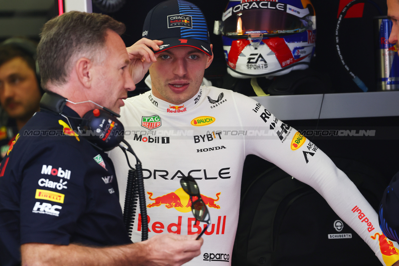 GP BAHRAIN, Max Verstappen (NLD) Red Bull Racing with Christian Horner (GBR) Red Bull Racing Team Principal.

01.03.2024. Formula 1 World Championship, Rd 1, Bahrain Grand Prix, Sakhir, Bahrain, Qualifiche Day.

- www.xpbimages.com, EMail: requests@xpbimages.com © Copyright: Batchelor / XPB Images