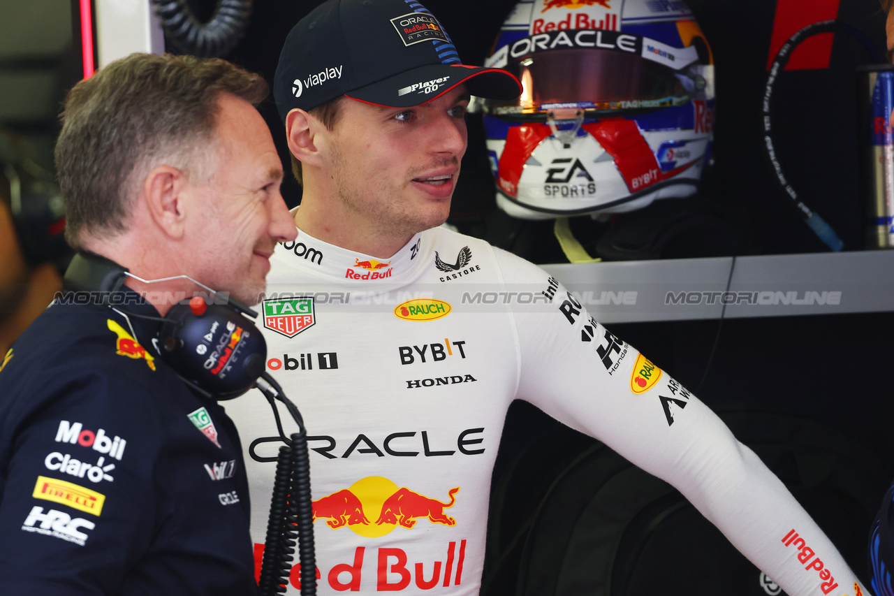 GP BAHRAIN, Max Verstappen (NLD) Red Bull Racing with Christian Horner (GBR) Red Bull Racing Team Principal.

01.03.2024. Formula 1 World Championship, Rd 1, Bahrain Grand Prix, Sakhir, Bahrain, Qualifiche Day.

- www.xpbimages.com, EMail: requests@xpbimages.com © Copyright: Batchelor / XPB Images