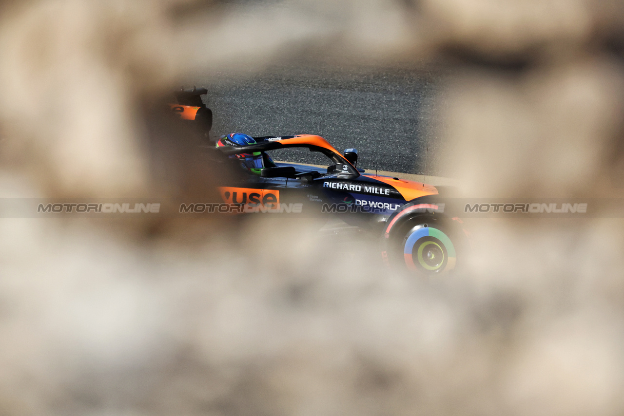 GP BAHRAIN, Oscar Piastri (AUS) McLaren MCL38.

01.03.2024. Formula 1 World Championship, Rd 1, Bahrain Grand Prix, Sakhir, Bahrain, Qualifiche Day.

- www.xpbimages.com, EMail: requests@xpbimages.com © Copyright: Bearne / XPB Images