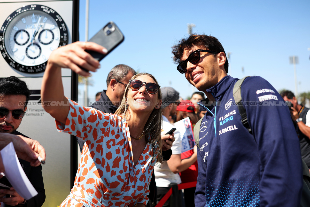 GP BAHRAIN, Alexander Albon (THA) Williams Racing with fans.

01.03.2024. Formula 1 World Championship, Rd 1, Bahrain Grand Prix, Sakhir, Bahrain, Qualifiche Day.

- www.xpbimages.com, EMail: requests@xpbimages.com © Copyright: Bearne / XPB Images