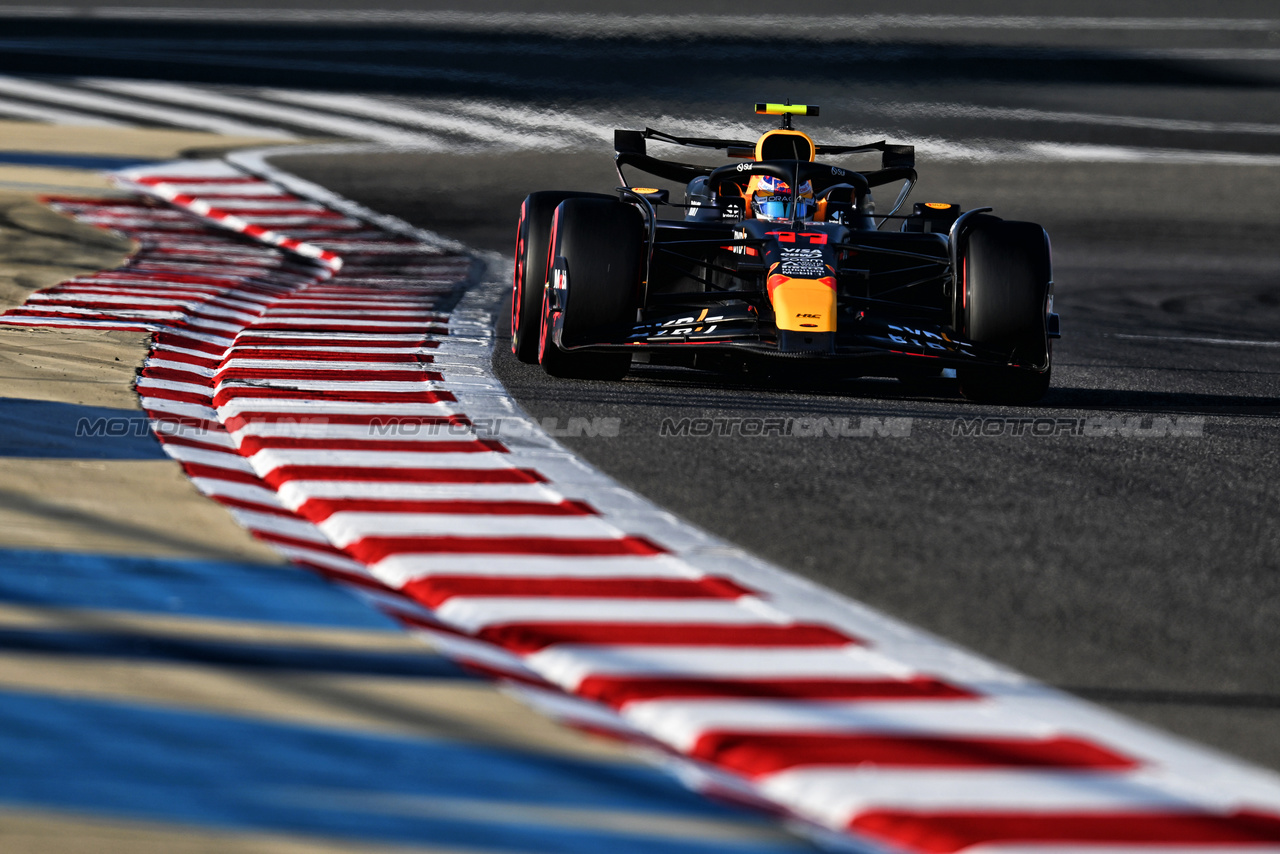 GP BAHRAIN, Sergio Perez (MEX) Red Bull Racing RB20.

01.03.2024. Formula 1 World Championship, Rd 1, Bahrain Grand Prix, Sakhir, Bahrain, Qualifiche Day.

- www.xpbimages.com, EMail: requests@xpbimages.com © Copyright: Price / XPB Images