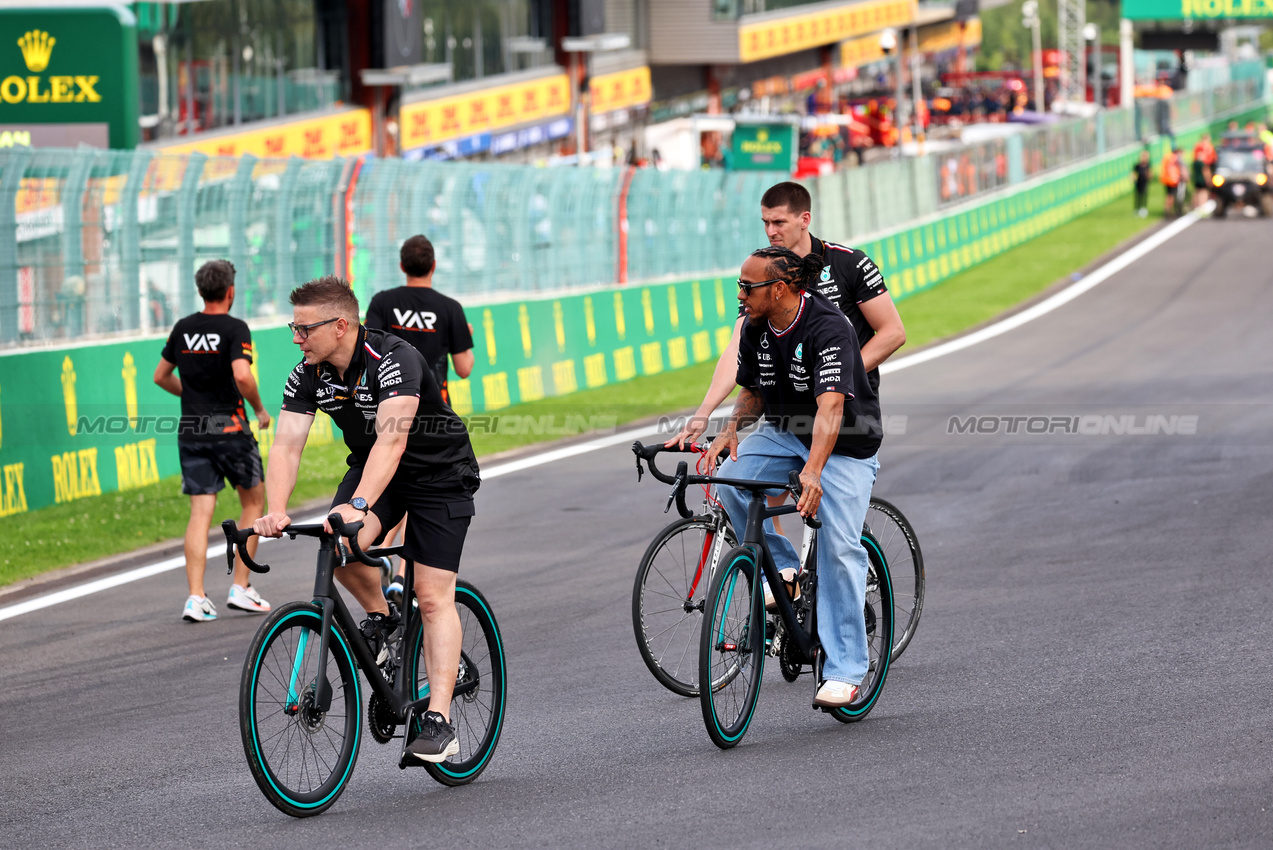 GP BELGIO, (L to R): Peter Bonnington (GBR) Mercedes AMG F1 Gara Engineer rides the circuit with Lewis Hamilton (GBR) Mercedes AMG F1.

25.07.2024. Formula 1 World Championship, Rd 14, Belgian Grand Prix, Spa Francorchamps, Belgium, Preparation Day.

- www.xpbimages.com, EMail: requests@xpbimages.com © Copyright: Rew / XPB Images