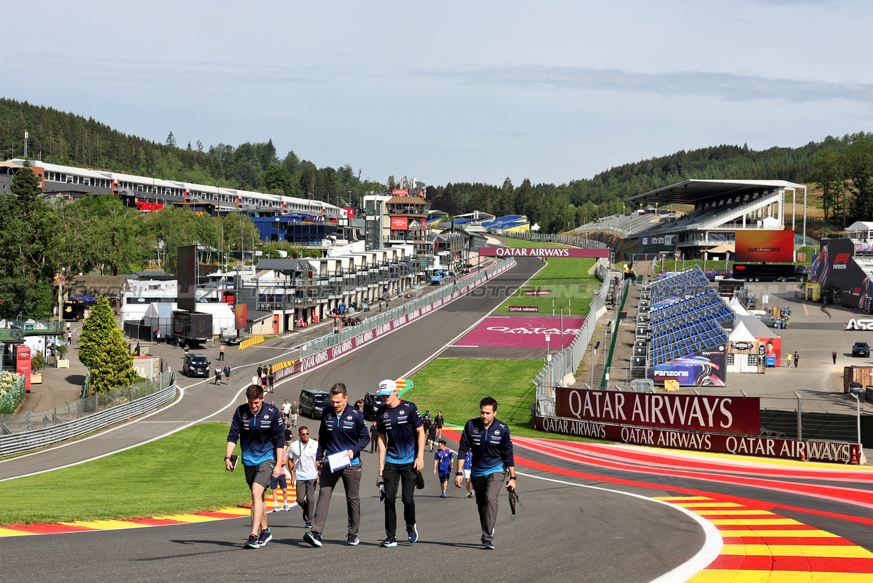 GP BELGIO, Logan Sargeant (USA) Williams Racing walks the circuit with the team.

25.07.2024. Formula 1 World Championship, Rd 14, Belgian Grand Prix, Spa Francorchamps, Belgium, Preparation Day.

- www.xpbimages.com, EMail: requests@xpbimages.com © Copyright: Bearne / XPB Images