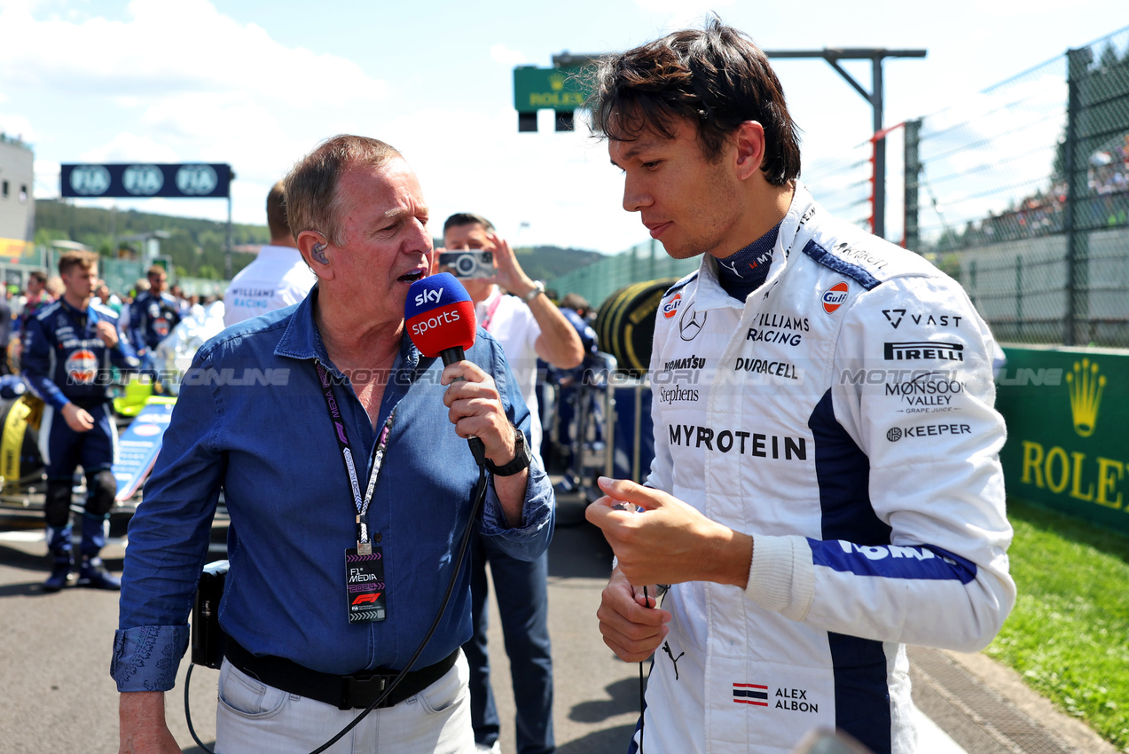 GP BELGIO, (L to R): Martin Brundle (GBR) Sky Sports F1 Commentator with Alexander Albon (THA) Williams Racing on the grid.

28.07.2024. Formula 1 World Championship, Rd 14, Belgian Grand Prix, Spa Francorchamps, Belgium, Gara Day.

- www.xpbimages.com, EMail: requests@xpbimages.com © Copyright: Bearne / XPB Images