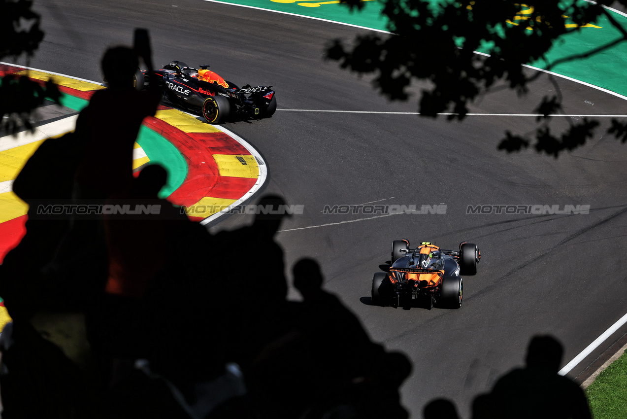 GP BELGIO, Max Verstappen (NLD) Red Bull Racing RB20 davanti a Lando Norris (GBR) McLaren MCL38.

28.07.2024. Formula 1 World Championship, Rd 14, Belgian Grand Prix, Spa Francorchamps, Belgium, Gara Day.

- www.xpbimages.com, EMail: requests@xpbimages.com © Copyright: Bearne / XPB Images