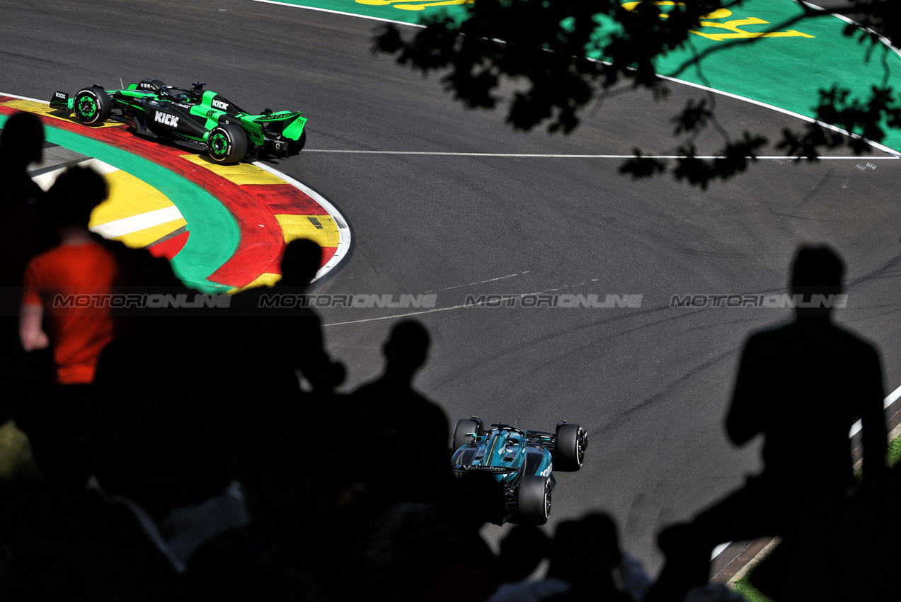 GP BELGIO, Valtteri Bottas (FIN) Sauber C44 e Lance Stroll (CDN) Aston Martin F1 Team AMR24.

28.07.2024. Formula 1 World Championship, Rd 14, Belgian Grand Prix, Spa Francorchamps, Belgium, Gara Day.

- www.xpbimages.com, EMail: requests@xpbimages.com © Copyright: Bearne / XPB Images