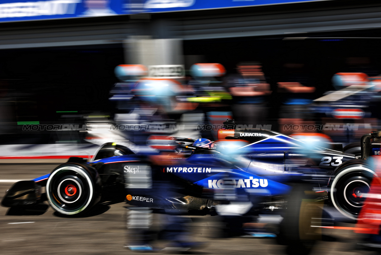 GP BELGIO, Alexander Albon (THA) Williams Racing FW46 makes a pit stop.

28.07.2024. Formula 1 World Championship, Rd 14, Belgian Grand Prix, Spa Francorchamps, Belgium, Gara Day.

- www.xpbimages.com, EMail: requests@xpbimages.com © Copyright: Charniaux / XPB Images