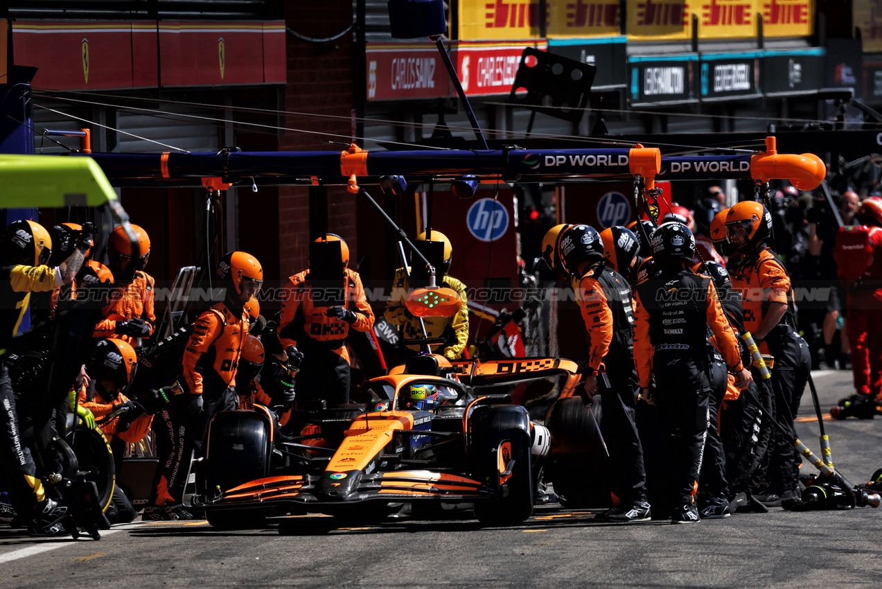 GP BELGIO, Oscar Piastri (AUS) McLaren MCL38 makes a pit stop.

28.07.2024. Formula 1 World Championship, Rd 14, Belgian Grand Prix, Spa Francorchamps, Belgium, Gara Day.

- www.xpbimages.com, EMail: requests@xpbimages.com © Copyright: Charniaux / XPB Images