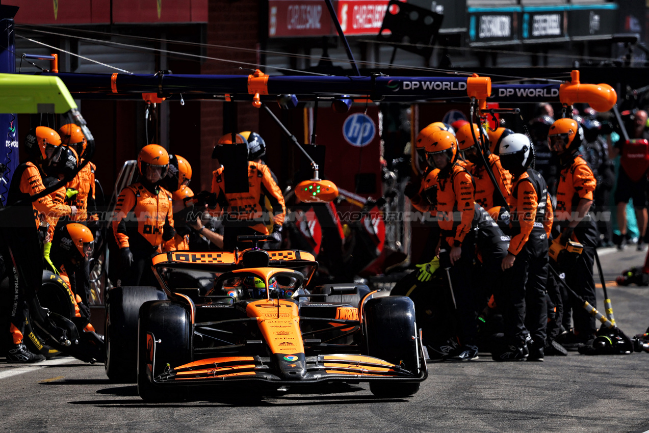 GP BELGIO, Oscar Piastri (AUS) McLaren MCL38 makes a pit stop.

28.07.2024. Formula 1 World Championship, Rd 14, Belgian Grand Prix, Spa Francorchamps, Belgium, Gara Day.

- www.xpbimages.com, EMail: requests@xpbimages.com © Copyright: Charniaux / XPB Images