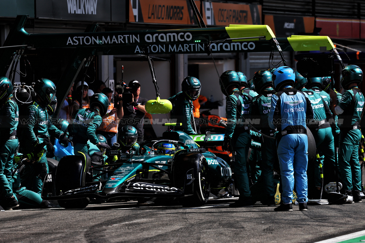 GP BELGIO, Fernando Alonso (ESP) Aston Martin F1 Team AMR24 makes a pit stop.

28.07.2024. Formula 1 World Championship, Rd 14, Belgian Grand Prix, Spa Francorchamps, Belgium, Gara Day.

- www.xpbimages.com, EMail: requests@xpbimages.com © Copyright: Charniaux / XPB Images